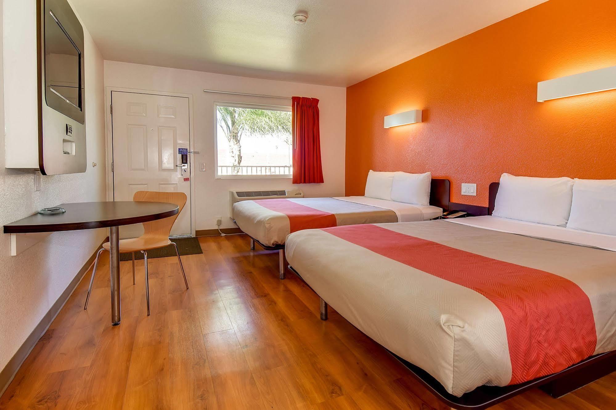 Hotel 6 Riverside, Ca - Ucr East 2*